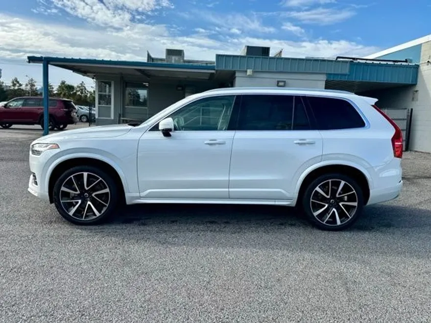 2022 Volvo XC90 T6 AWD Momentum photo 1