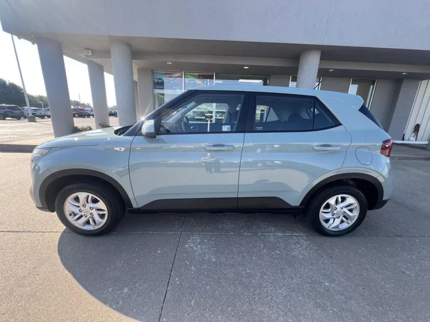 2025 Hyundai Venue SE photo 1