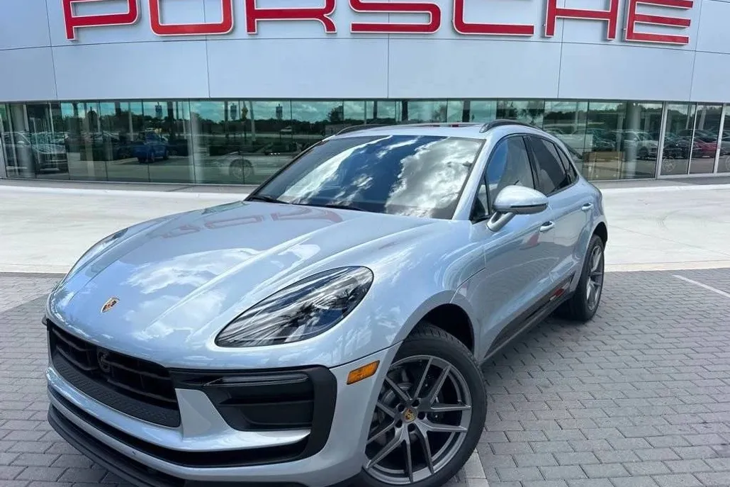 2025 Porsche Macan T photo 1