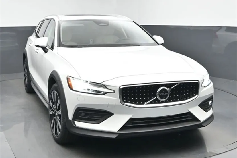 2024 Volvo V60 Cross Country Ultimate photo 1