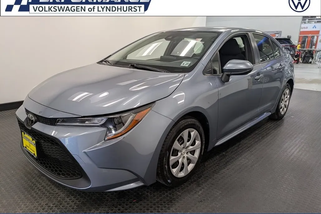 2022 Toyota Corolla LE photo 1