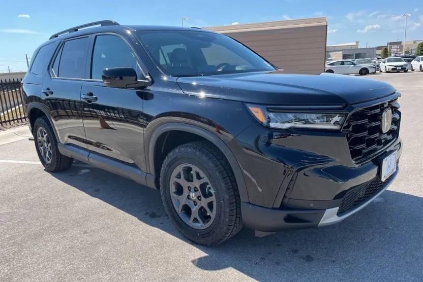 2025 Honda Pilot TrailSport photo 1