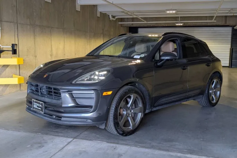 2023 Porsche Macan T photo 1