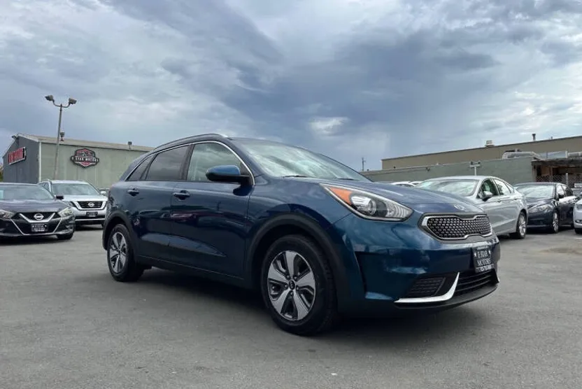 2017 Kia Niro FE LX photo 1