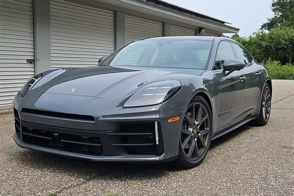 2025 Porsche Panamera 4 photo 1