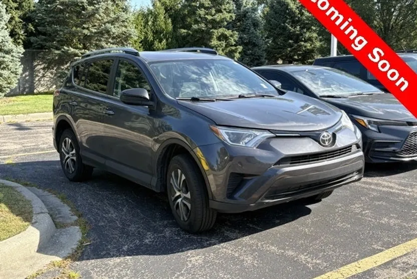 2018 Toyota RAV4 LE photo 1