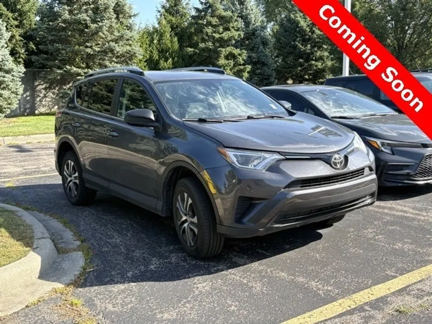 2018 Toyota RAV4 LE photo 1