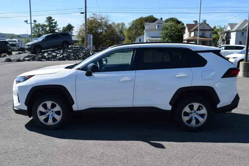 2021 Toyota RAV4 LE photo 1