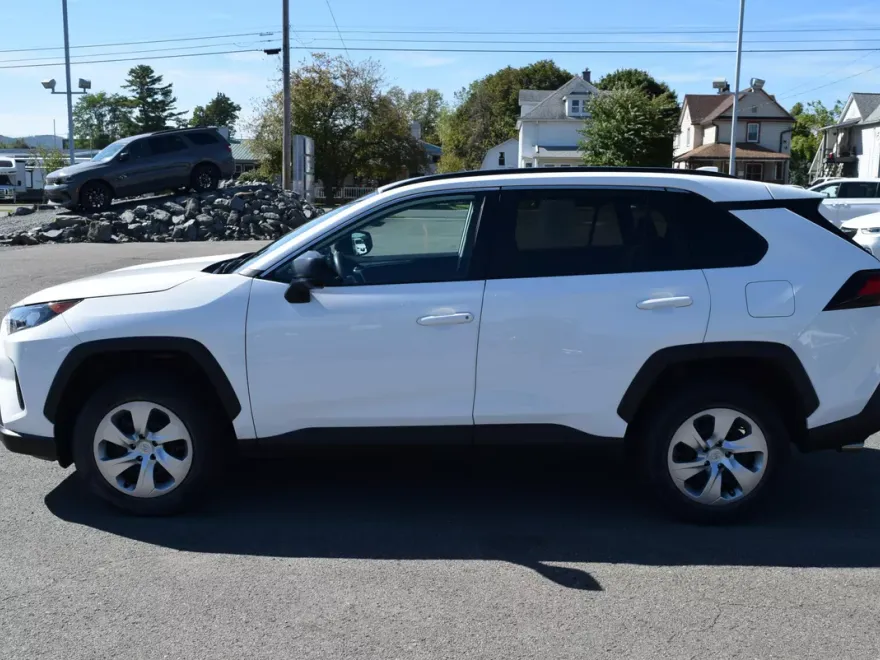 2021 Toyota RAV4 LE photo 1