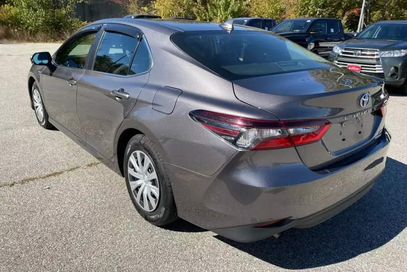 2021 Toyota Camry Hybrid LE photo 1