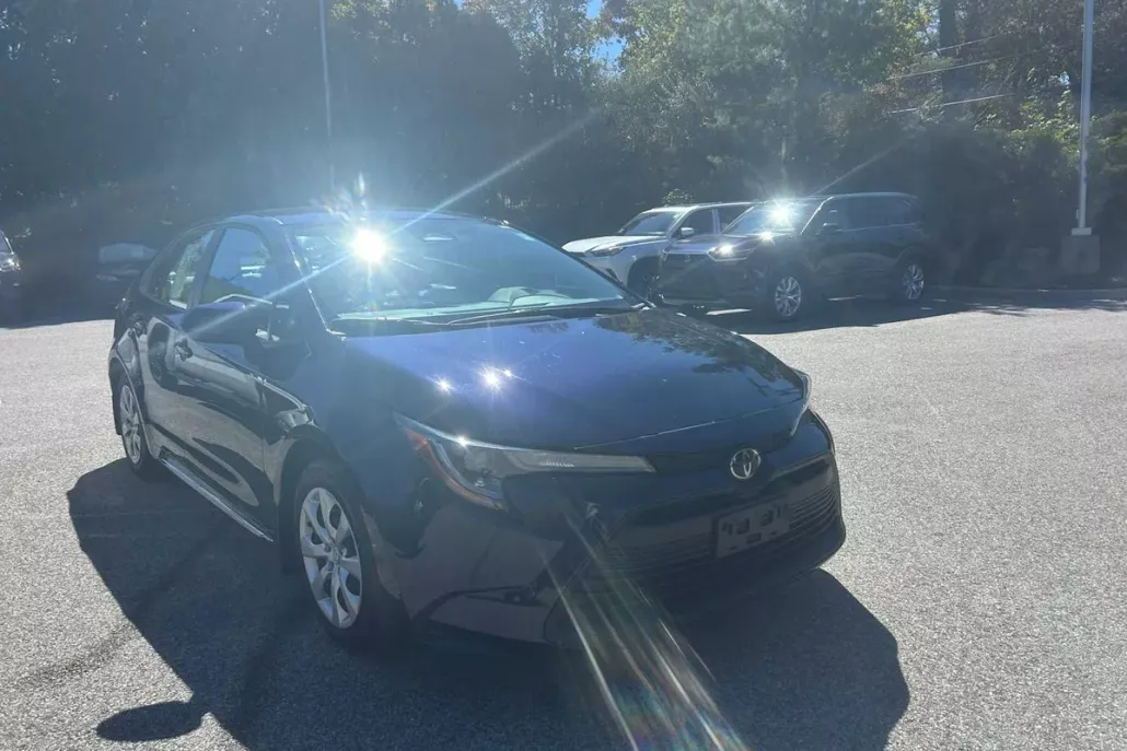 2023 Toyota Corolla LE photo 1