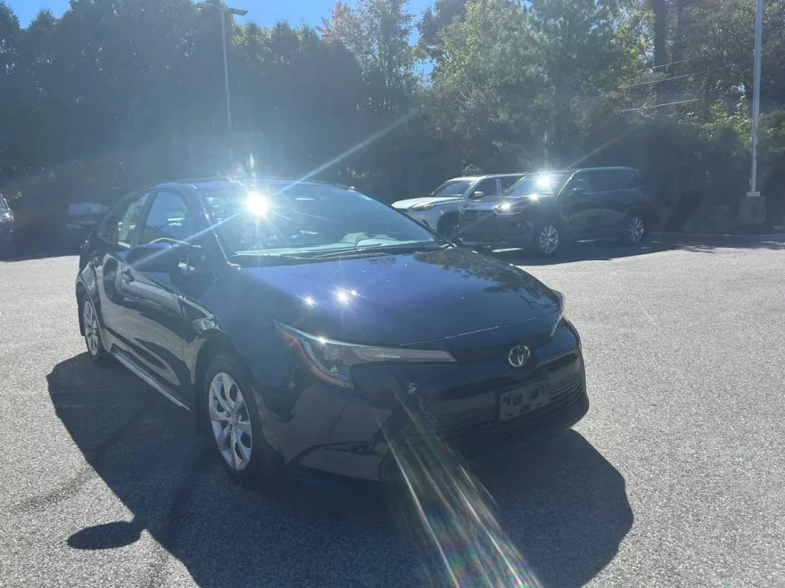 2023 Toyota Corolla LE photo 1