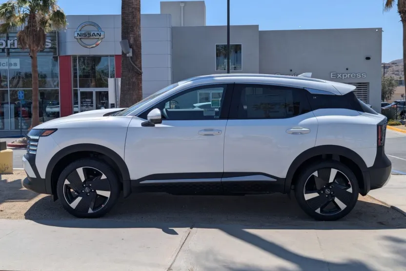 2025 Nissan Kicks SR photo 1