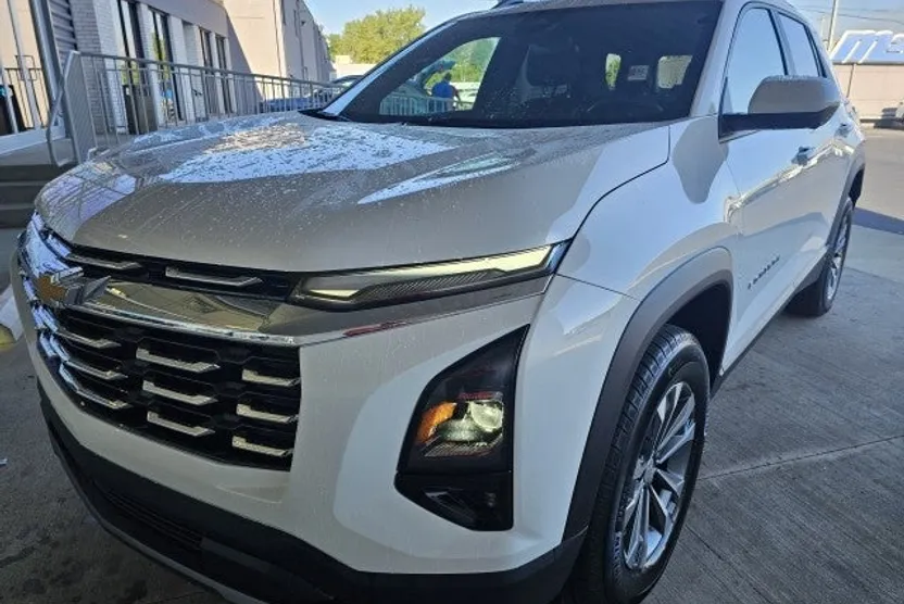 2025 Chevrolet Equinox LT photo 1