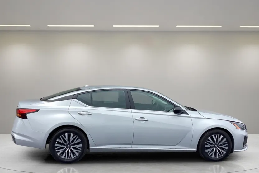 2024 Nissan Altima 2.5 SV photo 1