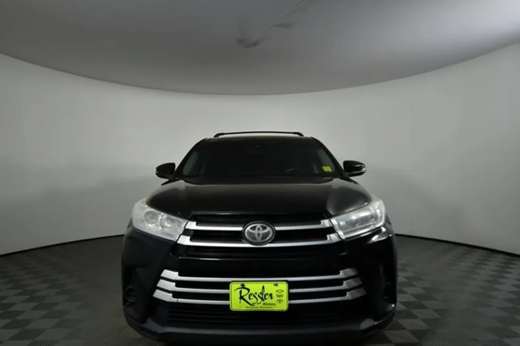 2017 Toyota Highlander LE photo 1