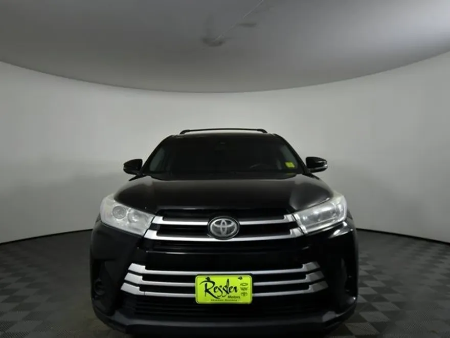 2017 Toyota Highlander LE photo 1