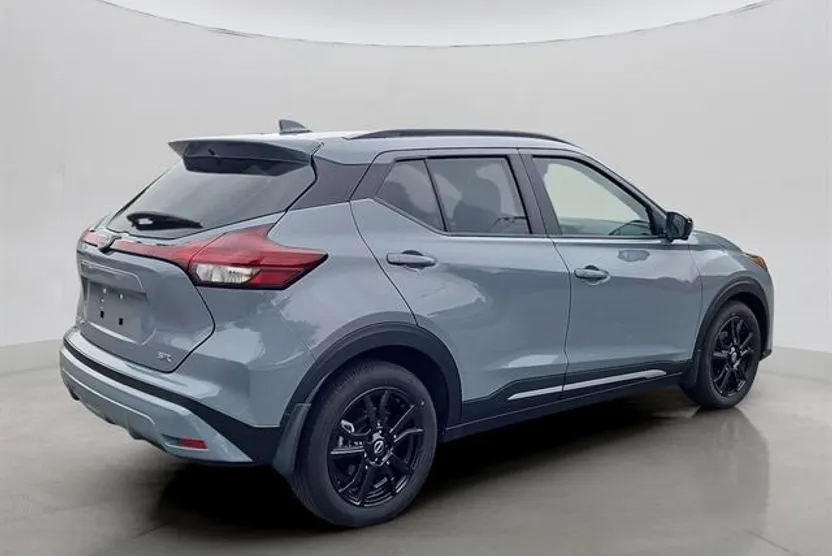 2022 Nissan Kicks SR photo 1