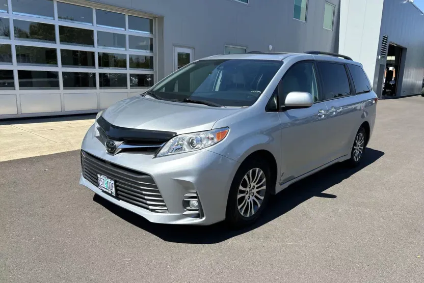 2020 Toyota Sienna XLE photo 1