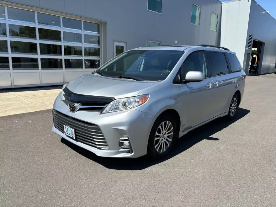 2020 Toyota Sienna XLE photo 1