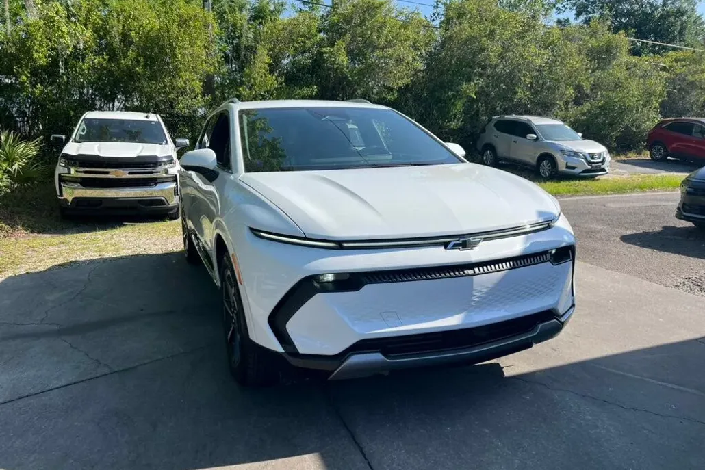 2024 Chevrolet Equinox EV 2LT photo 1
