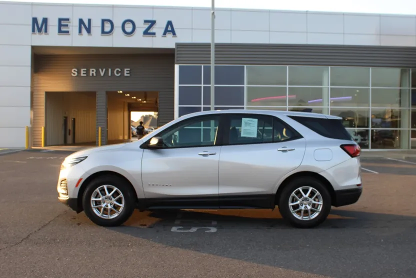 2022 Chevrolet Equinox LS photo 1