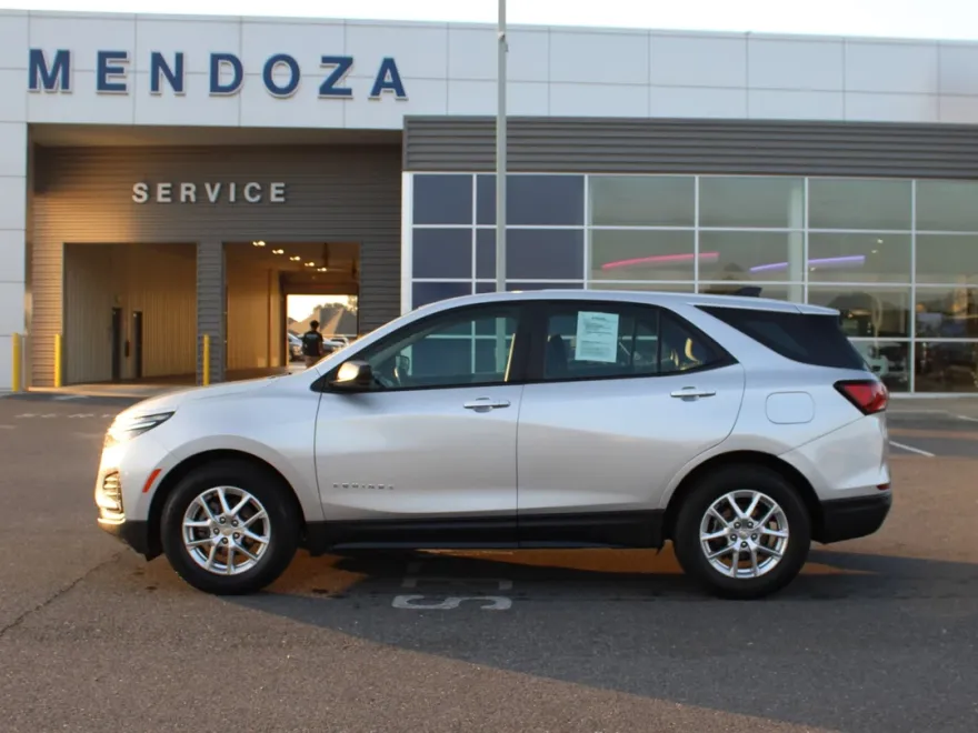2022 Chevrolet Equinox LS photo 1