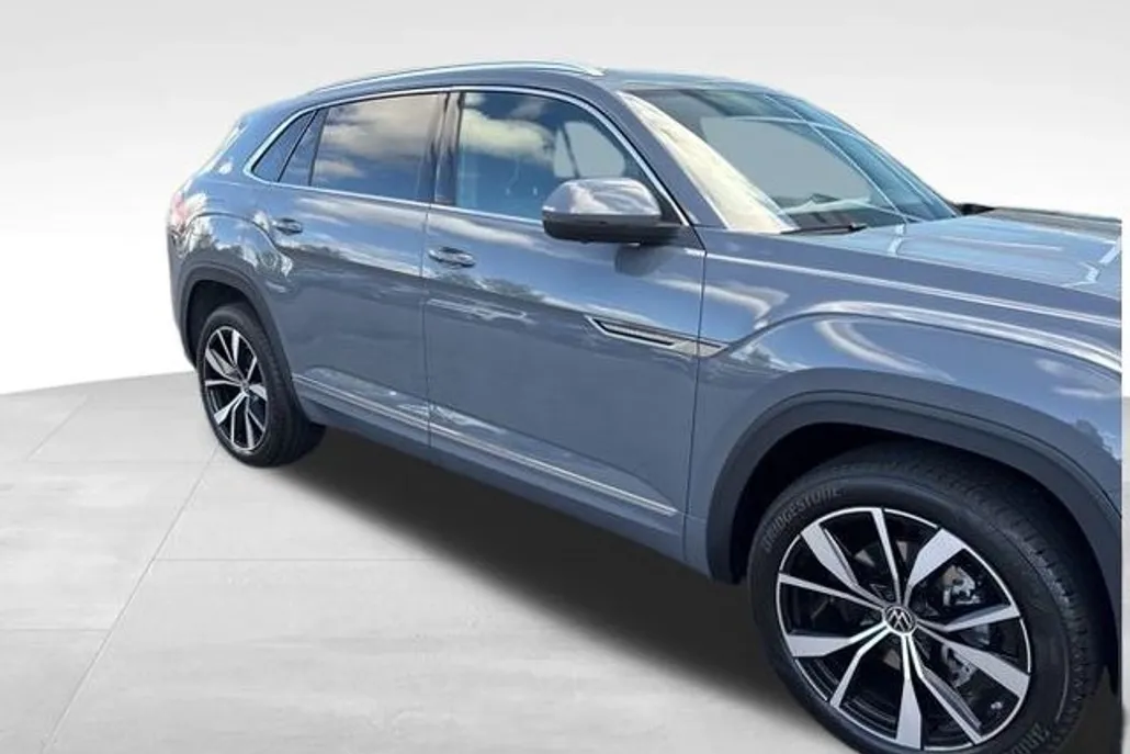 2026 Volkswagen Atlas Cross Sport SEL Premium R-Line photo 1