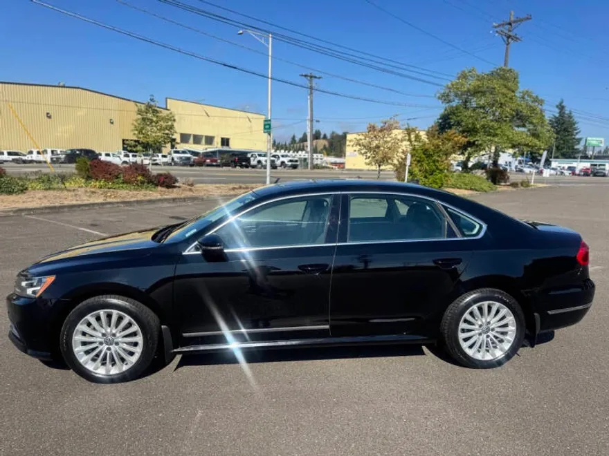 2016 Volkswagen Passat SE photo 1