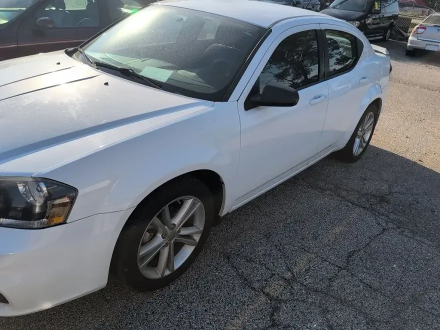 2014 Dodge Avenger SE photo 1