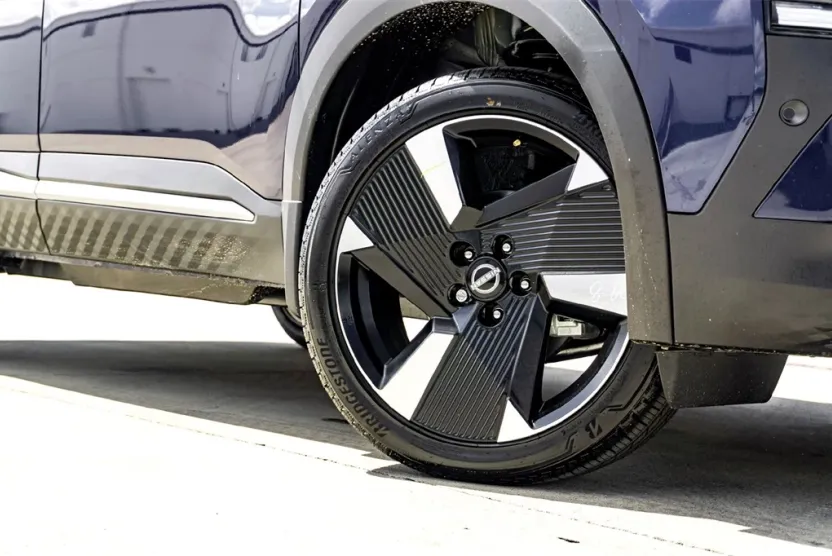 2026 Nissan Kicks SR photo 1