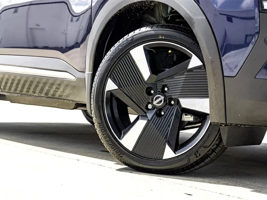 2026 Nissan Kicks SR photo 1