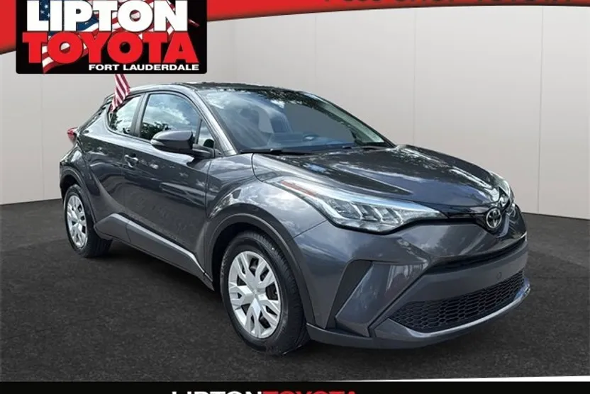 2021 Toyota C-HR LE photo 1