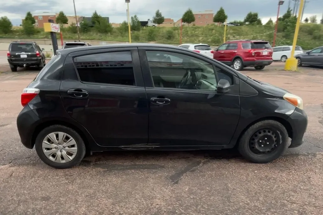 2013 Toyota Yaris LE photo 1