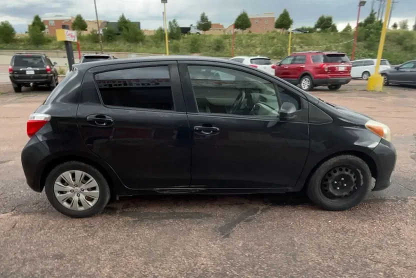 2013 Toyota Yaris LE photo 1
