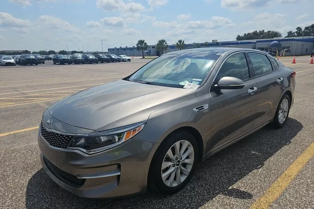 2018 Kia Optima EX photo 1