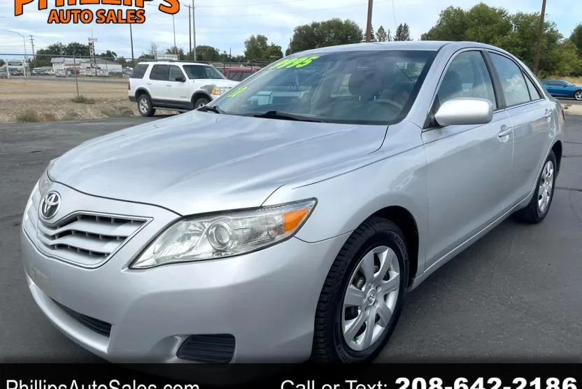 2010 Toyota Camry LE photo 1