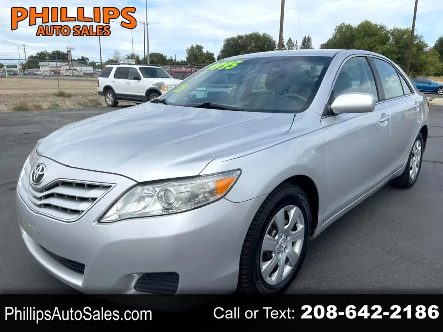 2010 Toyota Camry LE photo 1
