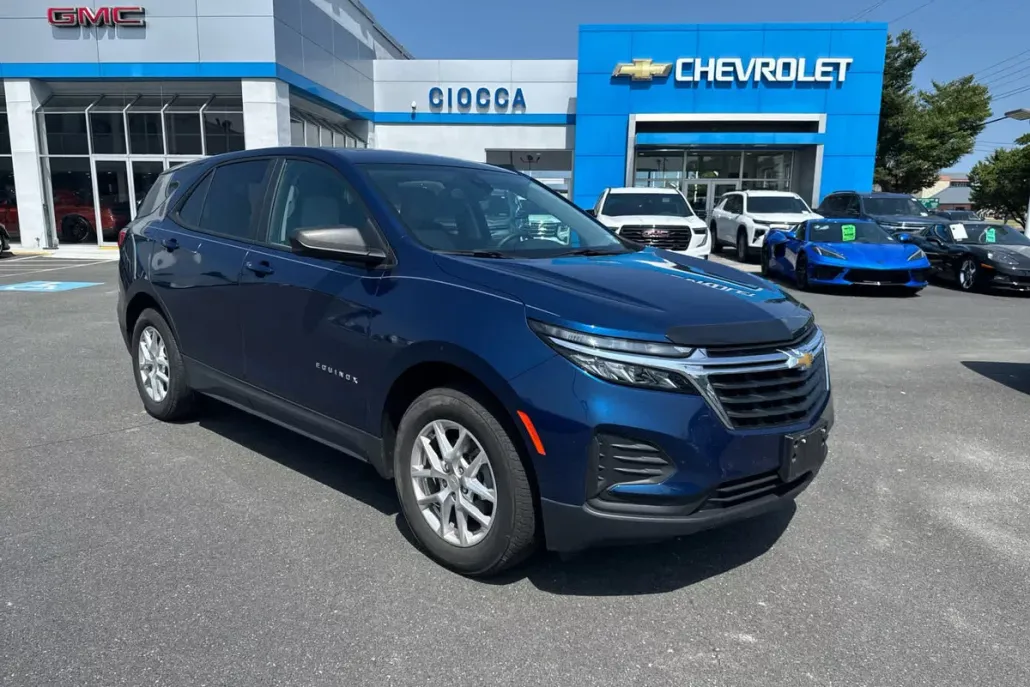 2022 Chevrolet Equinox LS photo 1