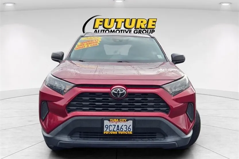 2020 Toyota RAV4 LE photo 1