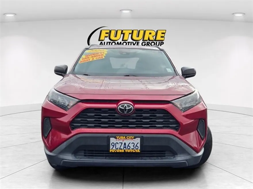 2020 Toyota RAV4 LE photo 1