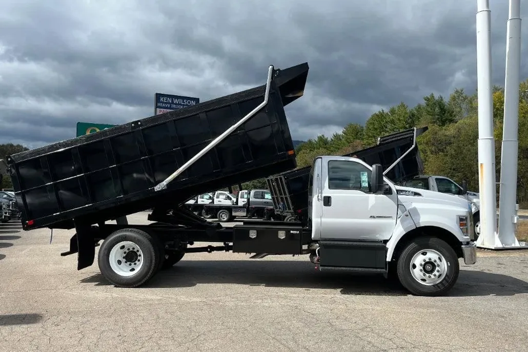 2025 Ford F-650 photo 1