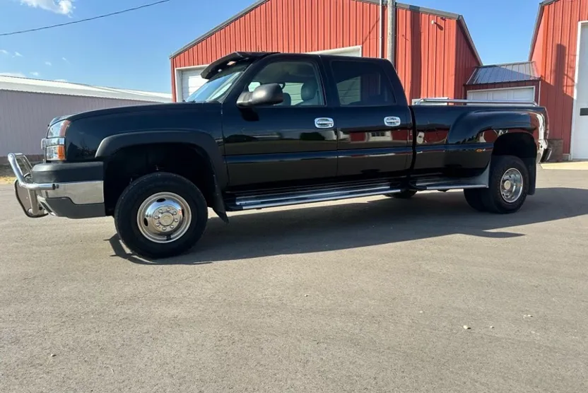 2004 Chevrolet Silverado 3500HD Work Truck photo 1