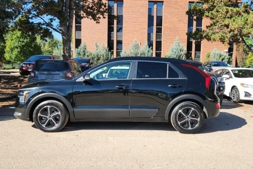 2023 Kia Niro LX photo 1