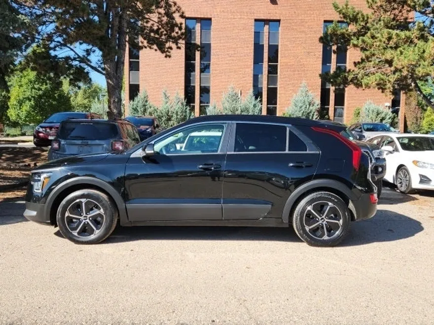 2023 Kia Niro LX photo 1