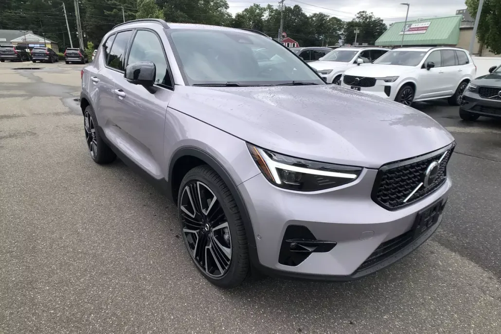 2026 Volvo XC40 photo 1