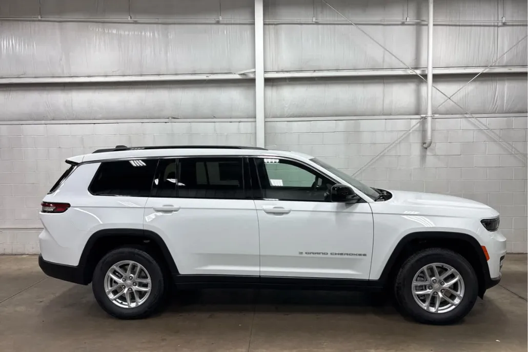 2025 Jeep Grand Cherokee Laredo photo 1
