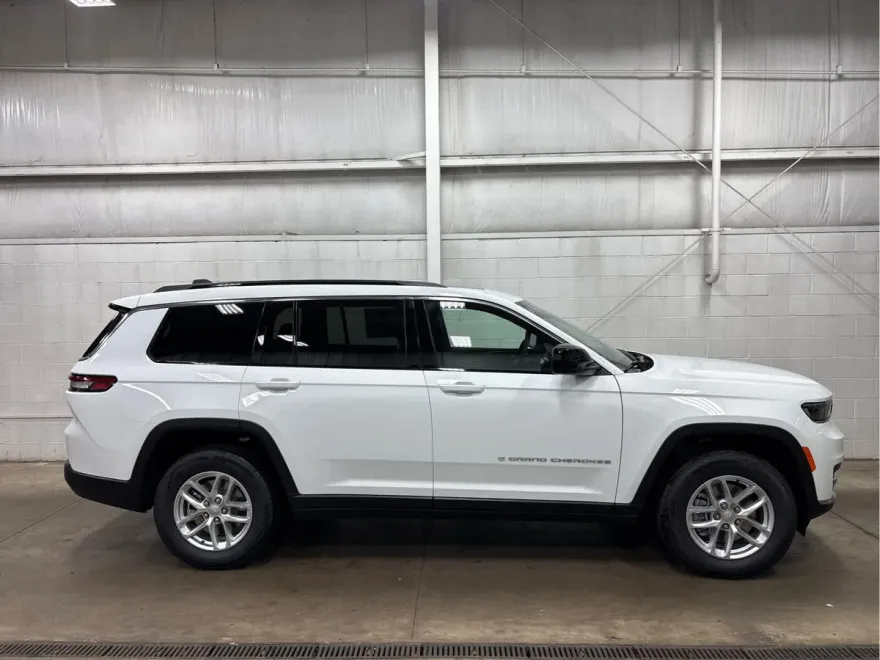 2025 Jeep Grand Cherokee Laredo photo 1