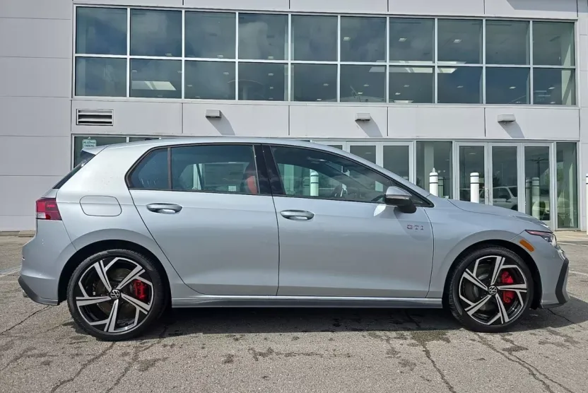 2025 Volkswagen Golf GTI SE photo 1