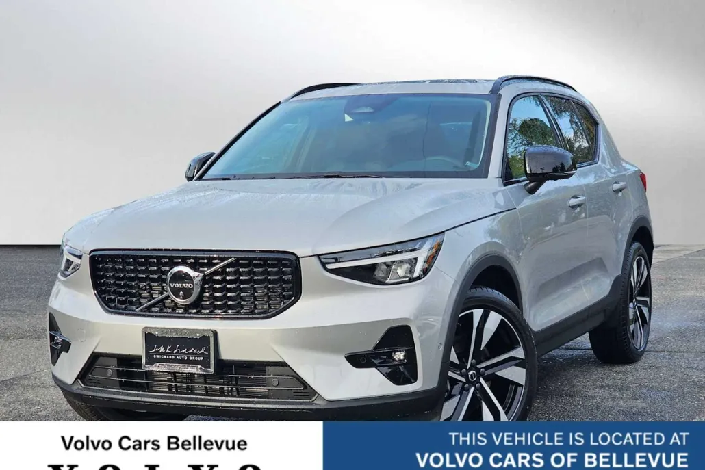 2025 Volvo XC40 Plus photo 1